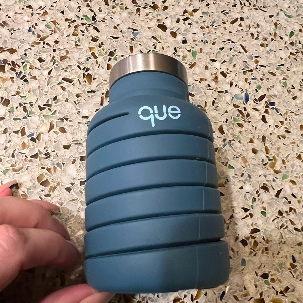 NWOT Que Collapsible 20oz. Water Bottle
